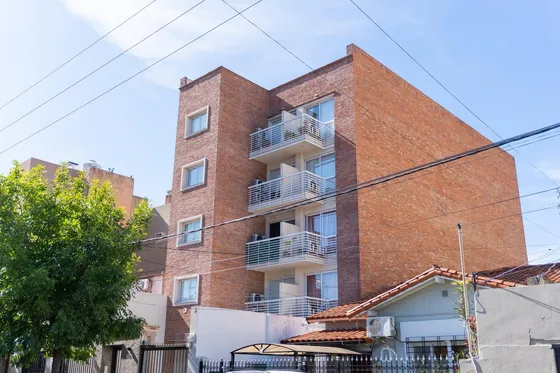 Venta De Departamento Monoambiente Con Patio En Haedo (pb  A )