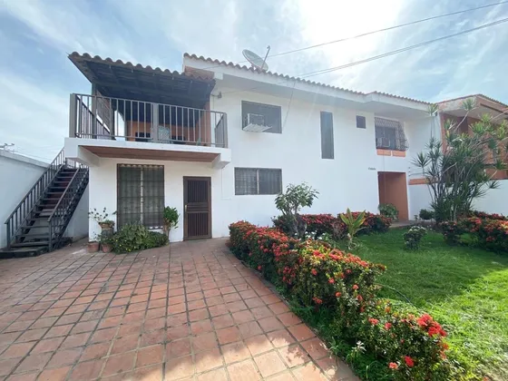 Casa De 2 Niveles Con Patio Y Jardin Av Cumanagoto Barcelona
