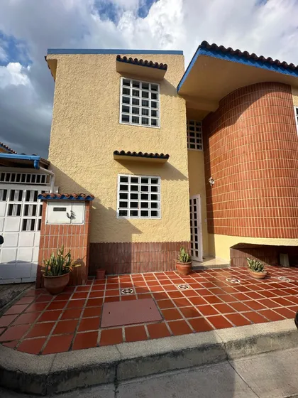 Amplio Townhouse En Venta, Urb. Santa Maria, Los Teques