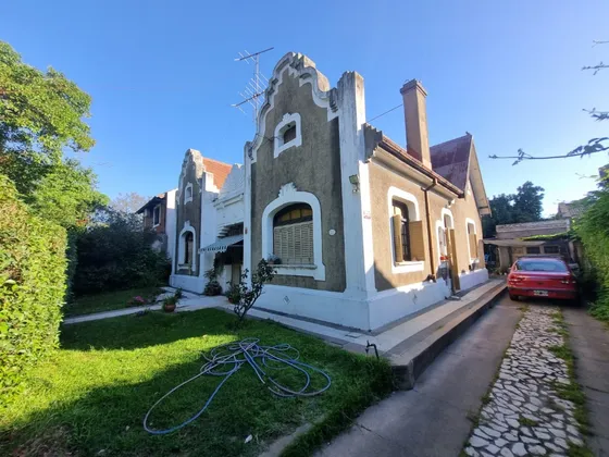 Casa En Venta 5 Ambientes, Gran Lote Con Piscina, Zona Iglesia, Hurlingham