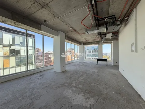 Oficina En Arriendo De 303 M2 En Obra Gruesa. Andrés Bello.