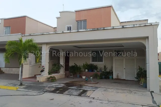 Amplia Y Moderna Casa En Venta Este De Barquisimeto. Amoblada. Urbanizacion Ciudad Roca 25-4270 As-f