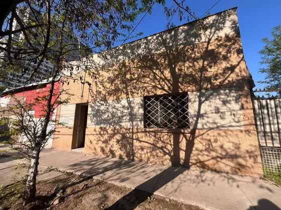 Casa En Venta De 2 Dorm. En Independencia