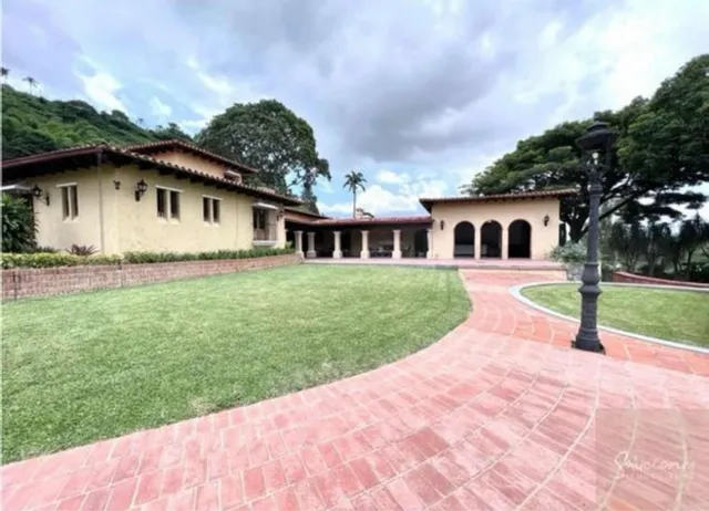Se Vende Casa 790m2 5h+2s/8b/19p Cerro Verde