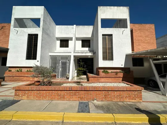 Iris Hernandez Alquila En Altos De Guataparo Townhouse ( 190m2 ). Valencia. Carabobo