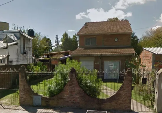 Casa En 2 Plantas Con Jardin  Cochera Parque Atras