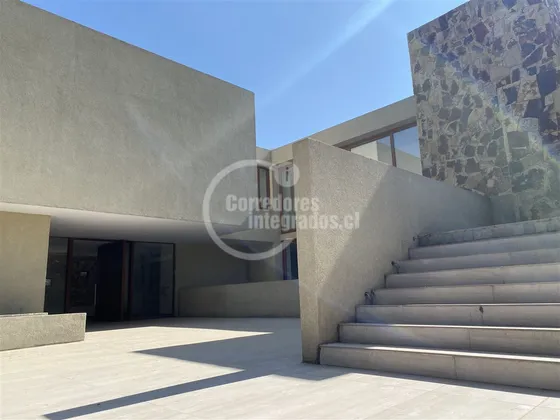 Casa En Arriendo De 10 Dorm. En Las Condes