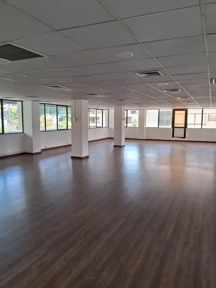 Oficina Gran Planta Libre 1 Privado 4 Baños Metro Tobalaba