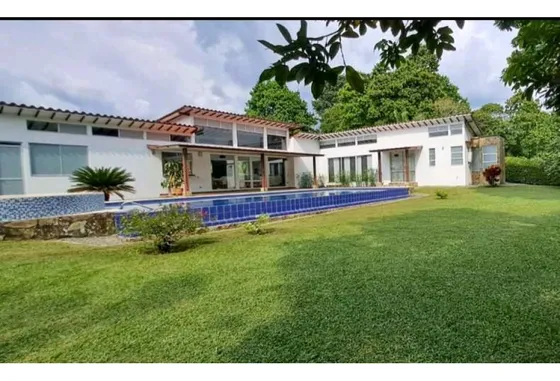 Venta De Casa Campestre Moderna Con Piscina Cerca Club Campestre