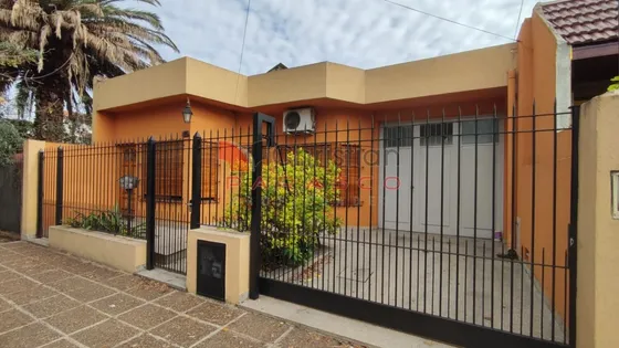 Alquiler De Casa 3 Ambientes, Con Cochera Cubierta, Patio Y Amplio Jardin En Martin Coronado
