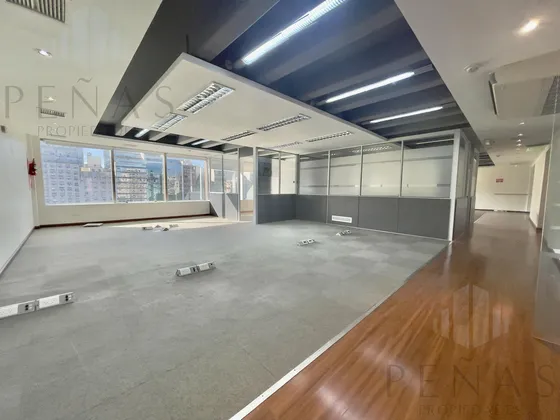Piso Corporativo De Oficina En Retiro  De Categoría -  2 Cocheras