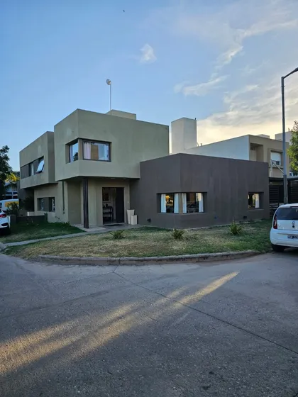 Duplex Amoblado, 3 Dormitorios, 2 Baños, En Claros Village