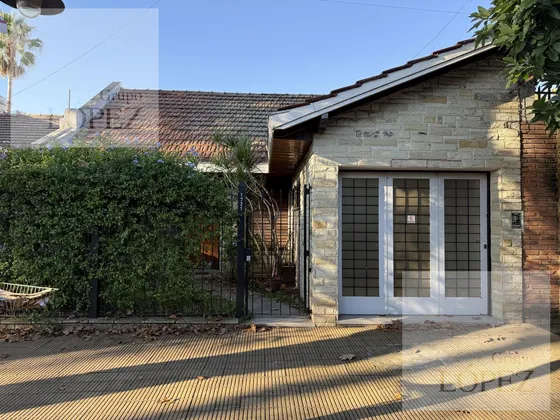 Venta Casa Florida Zona Hospital, 3 Dormitorios, 2 Baños, Con Terraza