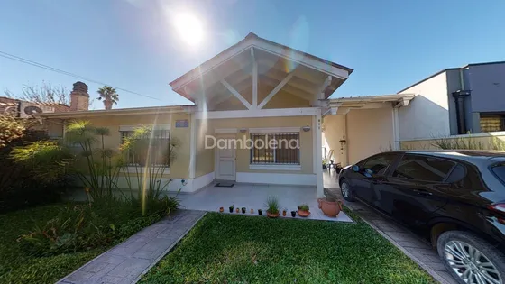 Casa Chalet  En Venta O Permuta Ubicado En Francisco Álvarez, Moreno, G.b.a. Zona Oeste