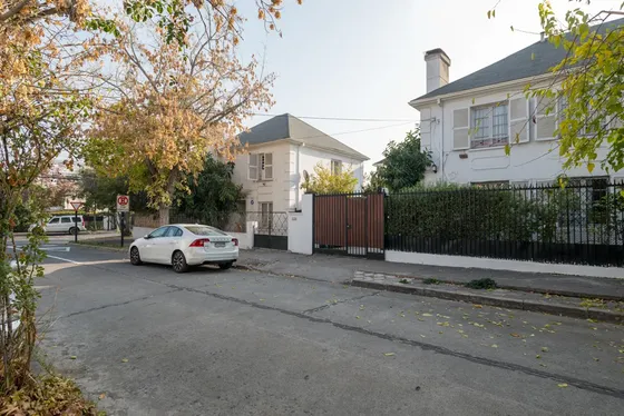 Casa Con Jardín Y Vida De Barrio, Año 1955