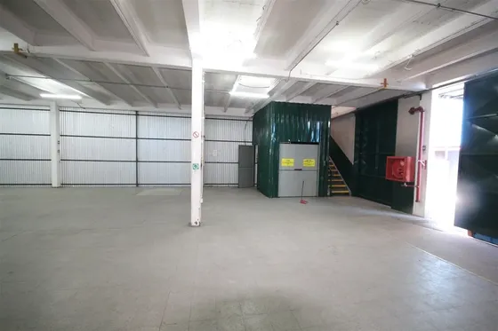 Bodega Con Oficinas En Recinto Logístico Del Sector De Macul