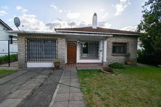 Casa En Venta - 3 Dormitorios 4 Baños 2 Cocheras - 780mts2 - Manuel B Gonnet