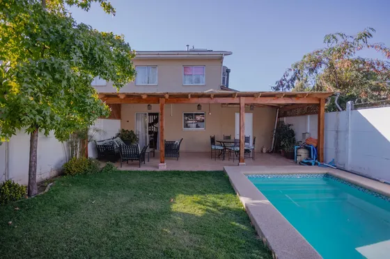 Casa Remodelada, Con Piscina. A 6 Cuadras Metro La Mercedes