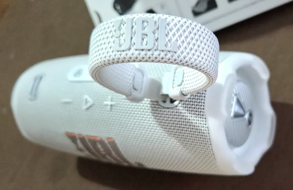 Alto-falante portátil Jbl Charge 6 com Bluetooth branco
