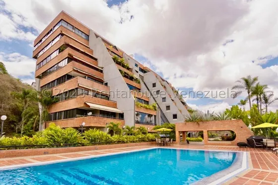 Colinas Del Tamanaco !! Hermosa Planta Baja, 429 M2, 4 Hab., 5 Baños, 6 Puestos Estac., Jardín Semi-privado, Áreas Para Servicio Y Chofer. Edificio Con Piscina, Pozo De Agua, Gimnasio, Calle Cerrada.