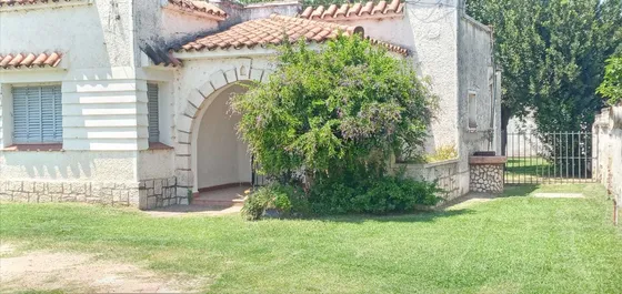 Casa Y Departamento De Dos Dormitorios En Venta Sobre Tomas Garzon 7432