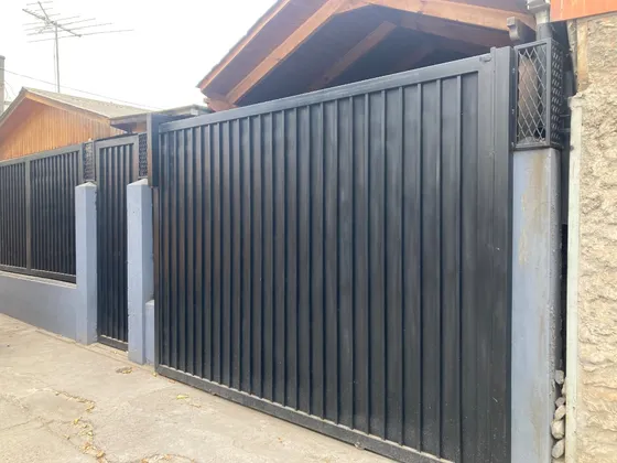 Propiedad Con Dos Casas Cerro Navia Metro Huelen