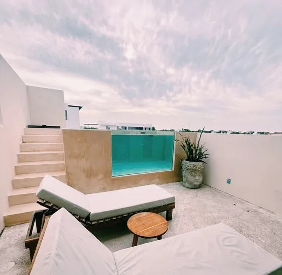 Penthouse Dulplex Lock Off! Private Pool. 2 Floors - 2 Blocks From 7st. Spacious.