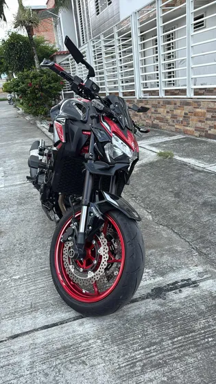 Kawasaki Z900 Edición Especial Color Rojo. Ppf En Las Piezas