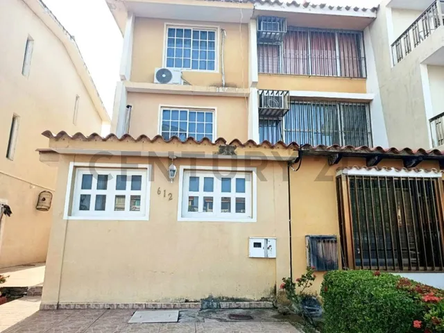 En Venta Towhouse Amplio Y Confortable, Complejo Turístico El Morro.