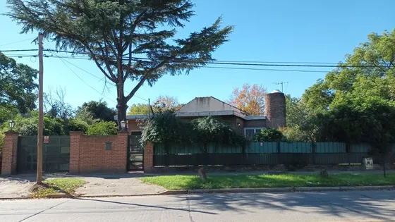 Venta Monte Grande Casaquinta Con 5 Dormitorios Pileta Y Parque Sobre Av Cervetti