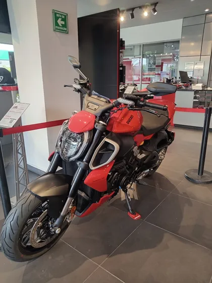 Ducati Diavel V4 Red