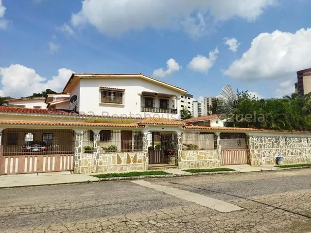 Casa En Venta Lista Para Habitar Estilo Colonial  En Calle Cerrada Urb Valles De Camoruco Valencia Carabobo Mls #25-21493 LG