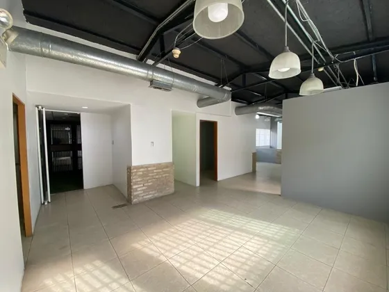 Altamira !! Estupendo Local Comercial/oficina Ubicado En Pequeño Y Exclusivo Edificio, 140 M2, 1 Baño, 4 Pe, 4 Oficinas Privadas, 4 Espacios Abiertos De Trabajo. Excelente Ubicación !!