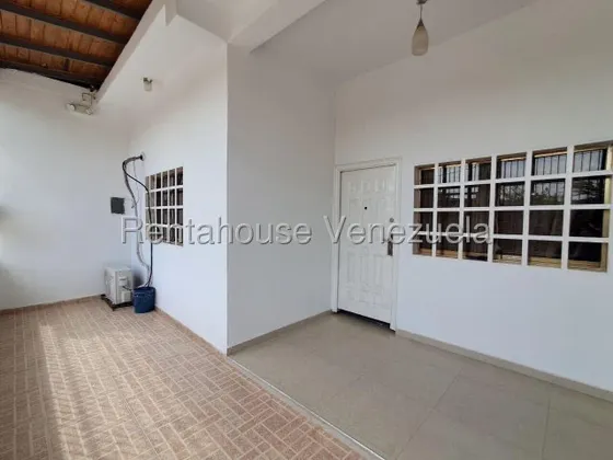 Ivonne Bracho Vende Hermosa Casa Remodelada En Urbanización Privada Al Norte De Barquisimeto. Mls #25-20817