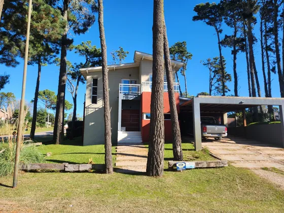 Moderna Casa En Venta, Pinamar, 4 Dormitorios Con Psicina Climatizada, Vinoteca. Financiacion