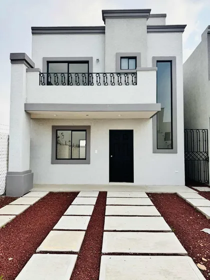 Casa Residencial Con Estilo Minimalista Y Terraza