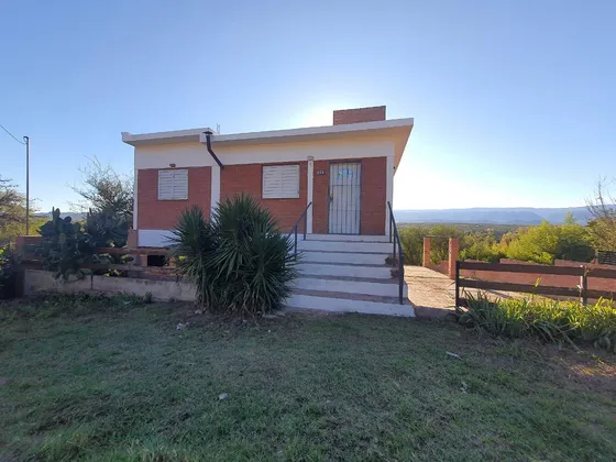 Venta De Casa De 2 Dormitorios C/ Cochera En Villa Cura Brochero K036cb