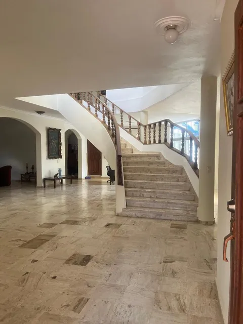 Excelente Oportunidad Para Remodelar Y Convertir En Un Hogar De Ensueño.