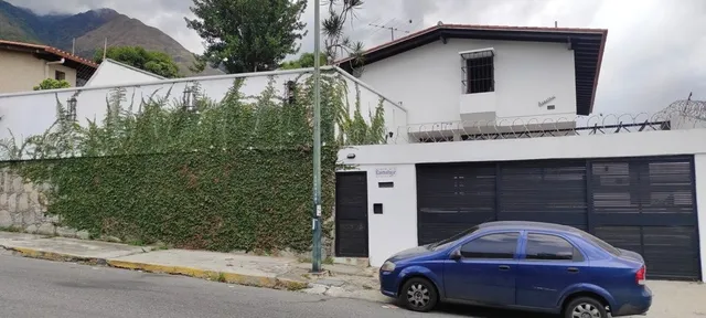 Venta - Quinta Para Remodelar Pero Mantenida. Precio Bajado!! - 463 Mts2.  Terreno 525 Mts. 6 Hab. 5 Baños. 4 Estc. Parte Alta Muy Cerca De La Cota Mil - El Marques - Mun. Sucre 