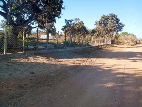 Uma Chácara De Esquina Todo Fechado De Tela 