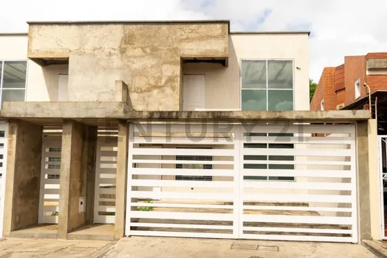 Casa Moderna En Arivana
