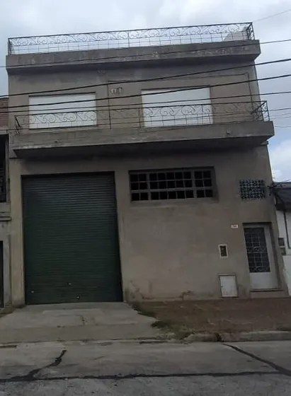 Venta En Bloque- Casa Planta Alta Con Galpones Planta Baja-