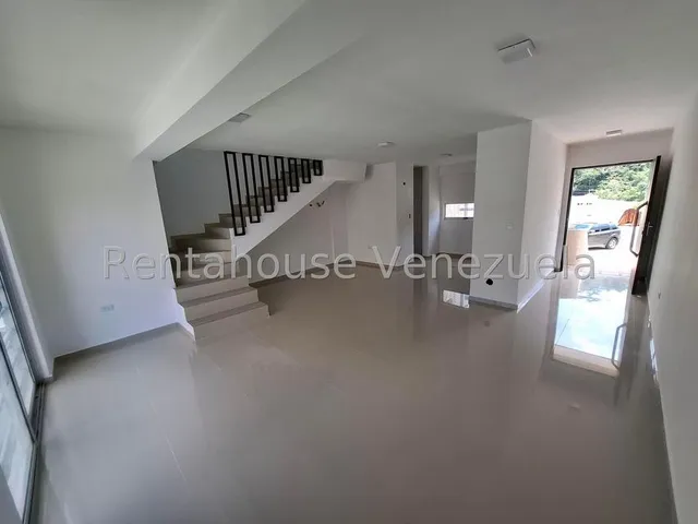 Townhouse Ubicado En Urb. El Rincon Naguanagua, Un Lienzo En Blanco Para Colocar A Su Gusto, Cuenta Con 2 Habitaciones, 1 Estudio, 3 Banos, 2 Puestos De Estacionamiento