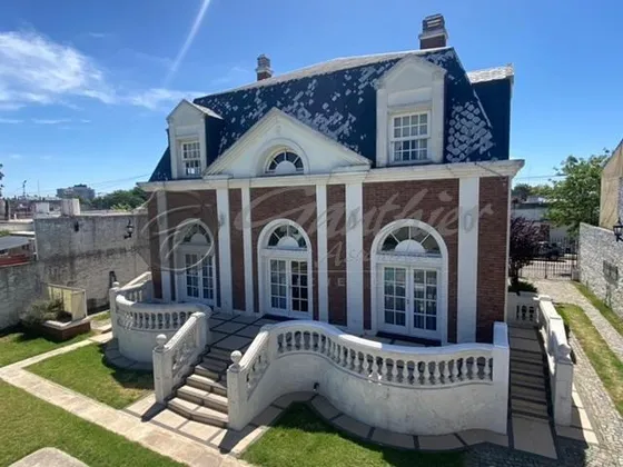 Venta  Elegante Casa 5 Dormitorios Zárate Con Cochera