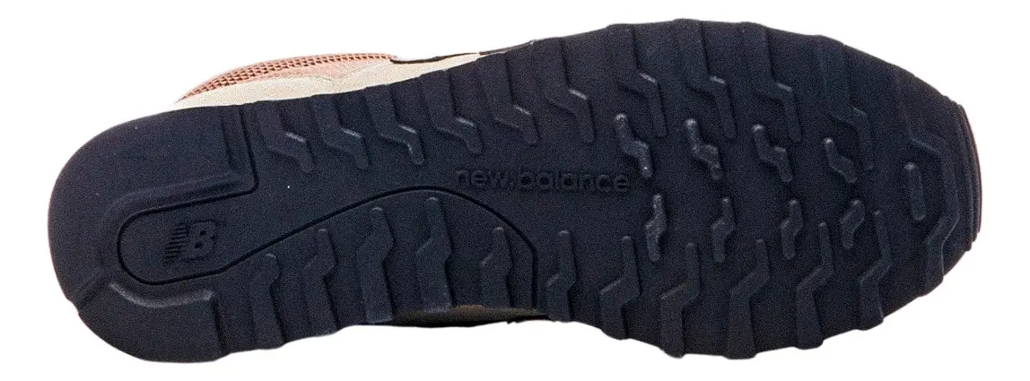 Vista inferior do solado de borracha do tênis New Balance com padrão de tração