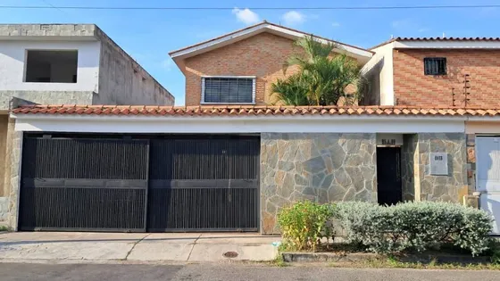 T.r. Vende Casa De Dos Niveles En La Urbanizacion Las Quintas De Naguanagua   Cod. 288199