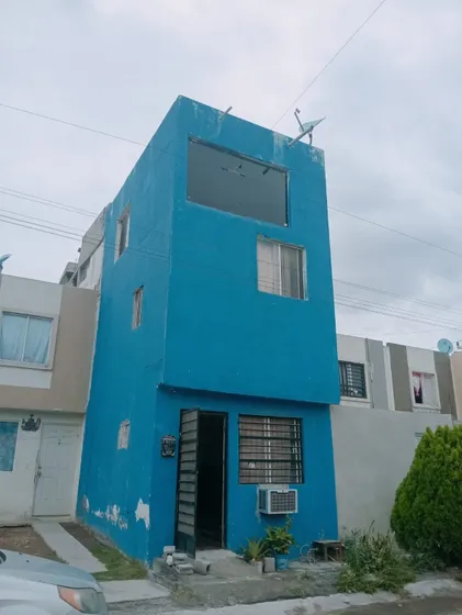 Casa De 3 Pisos 5 Recámaras 2 Baños Y Medio 