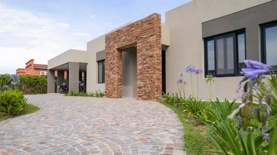 Casa En Venta- 4 Ambientes- Bº Los Alamos, Luján