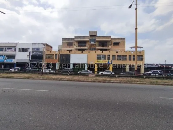 Local Comercial En Zona De Alto Tráfico Vehicular Y Peatonal, Con Acceso Directo Desde La Calle, Zona De Carga Y Descarga, Luz Trifásica, Mezzanina, Area Administrativa,doble Suministro De Energía 