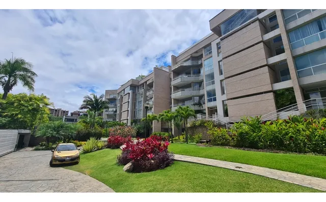 Vendo Ph 700m2 4h/6b/4p Los Palos Grandes  8457
